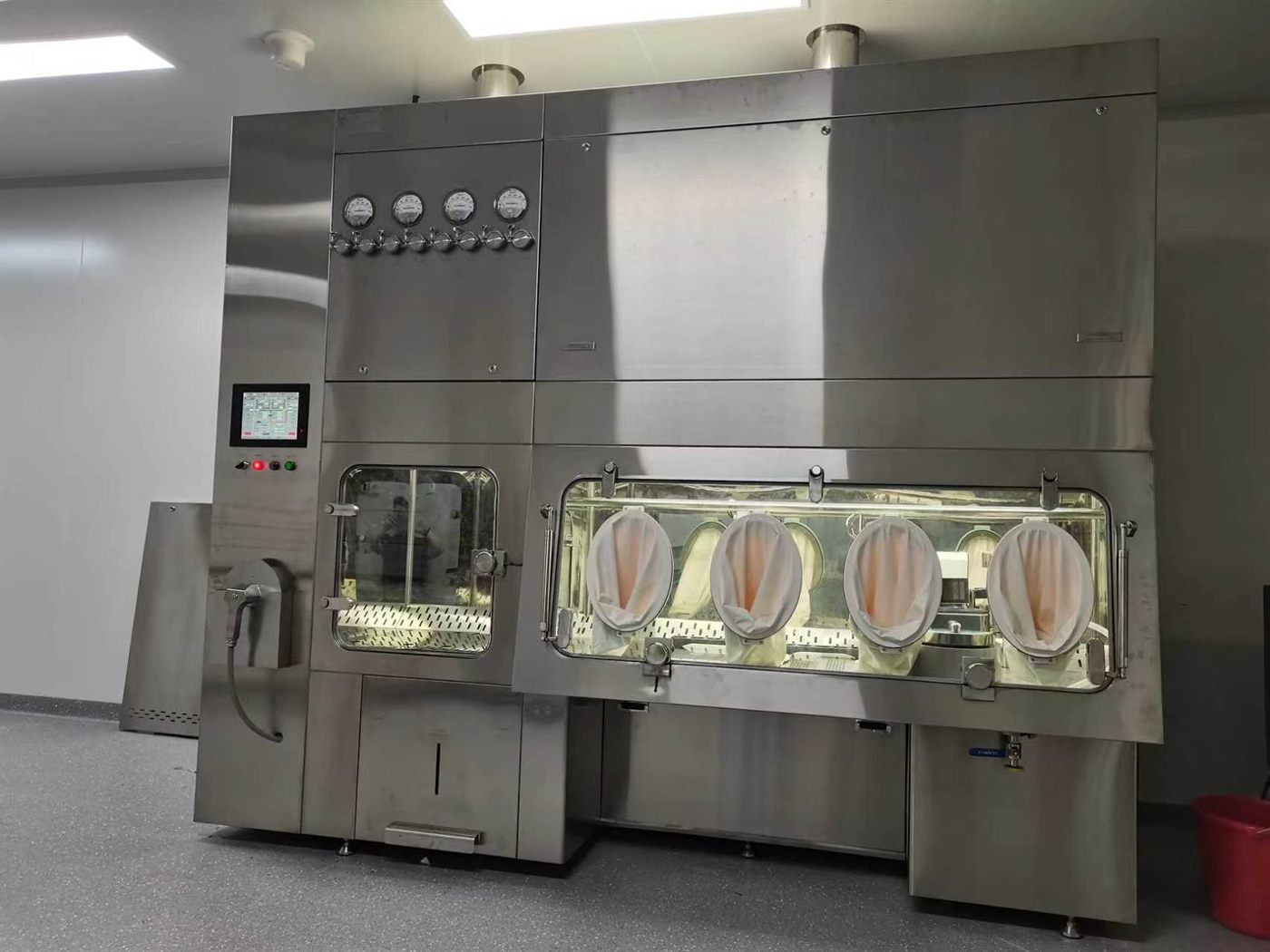 Fenggu four-glove aseptic filling isolator with glove ports, tested for leak tightness by pressure decay