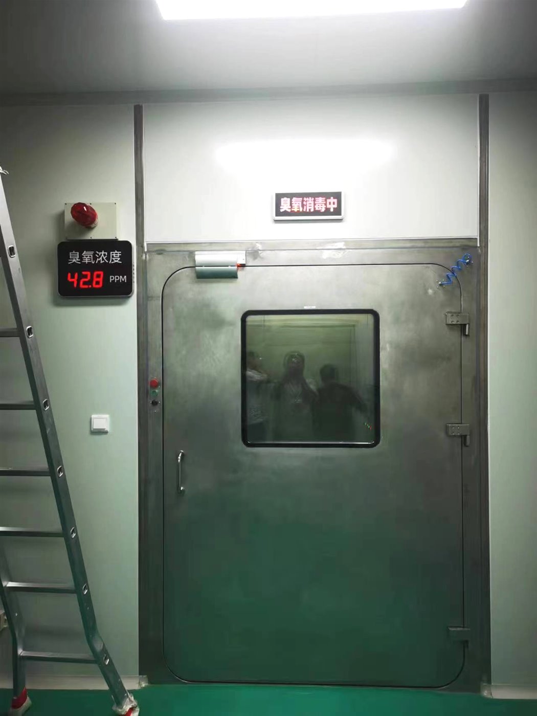 Fenggu ozone (O3) disinfection room gastight door with ozone concentration display showing 42.8 ppm and alarm