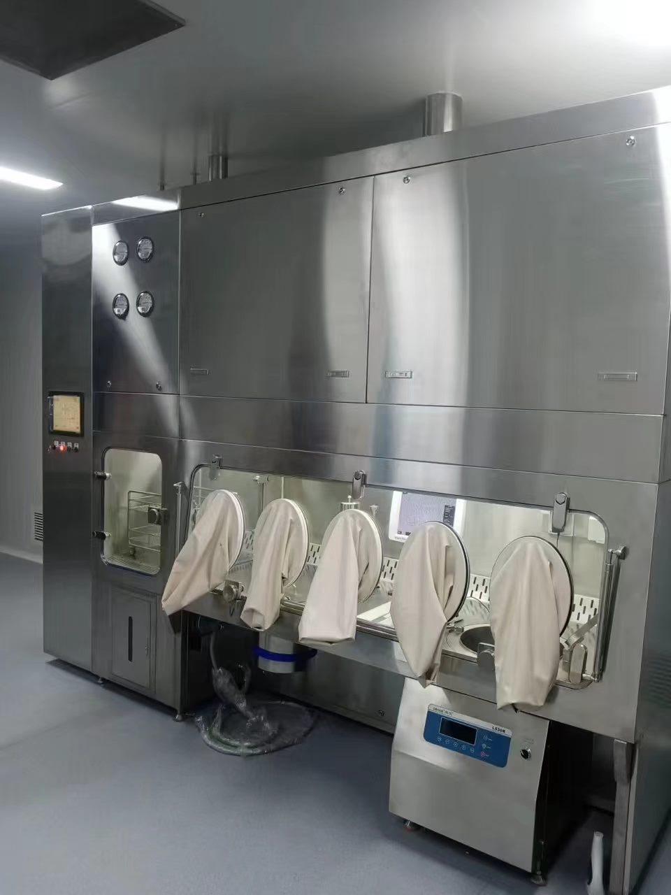 Five-glove-port Fenggu rigid containment isolator with stainless-steel enclosure, pressure gauges and PLC touchscreen, run at negative pressure