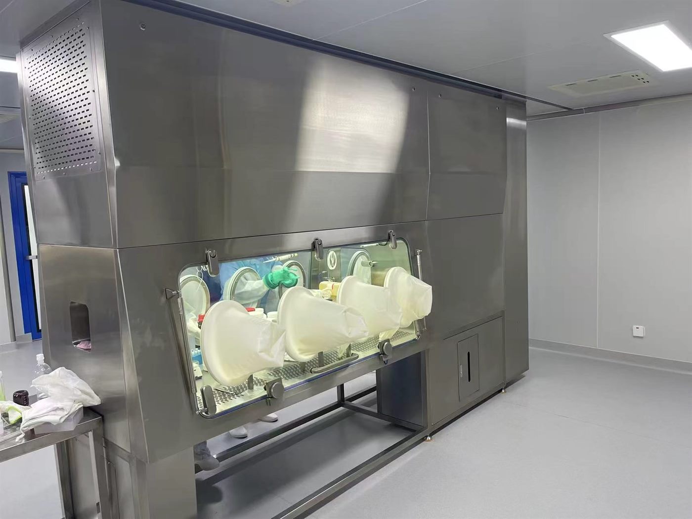 Fenggu rigid isolator (hard-wall stainless-steel glovebox) with a half-suit, acrylic viewing window and a HEPA-filtered top plenum