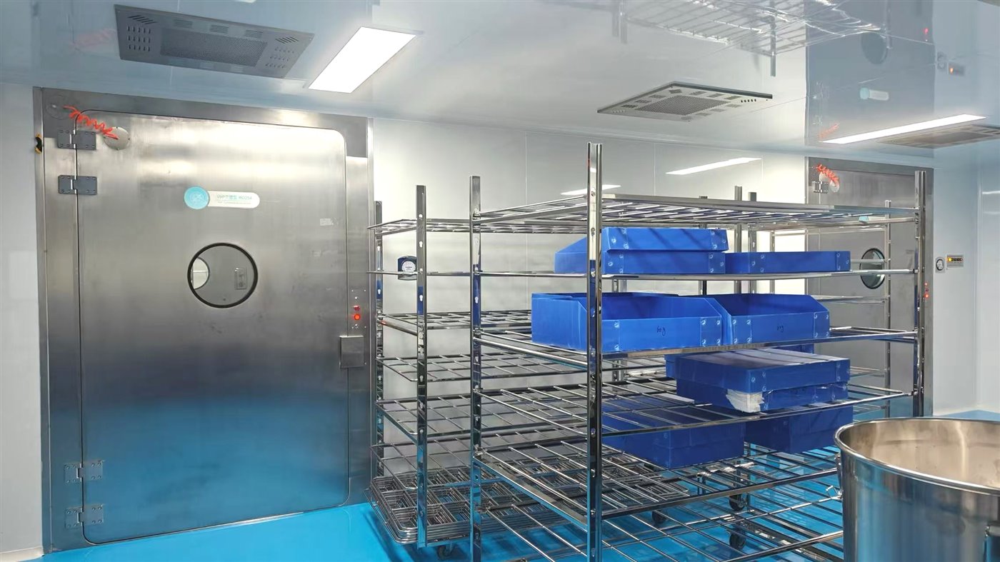 Fenggu VHP biodecontamination room interior — stainless steel racks, HEPA plenum, blue epoxy floor and gastight airtight door