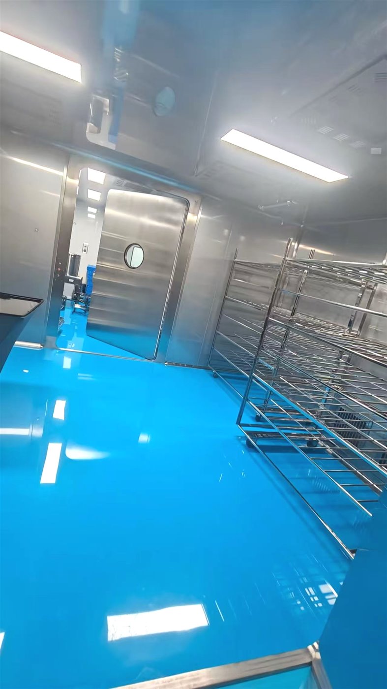 Fenggu containment suite interior with biosafety gastight door, 316L stainless racks and HEPA plenum, sealed for VHP fumigation